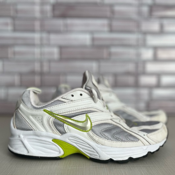 Nike running shoes. Used, good condition. Please see photos. Size 7.5 - Picture 2 of 7